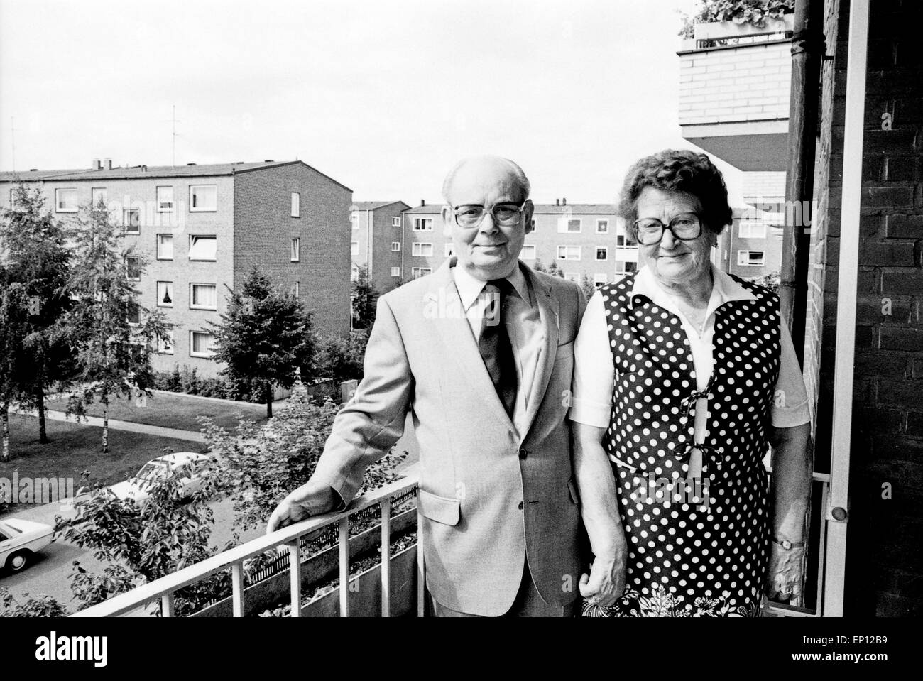 Der Geldbriefträger Walter Spahrbier mit seiner Frau auf dem Balkon seiner Wohnung in Hamburg, 1980er Jahre. Stock Photo
