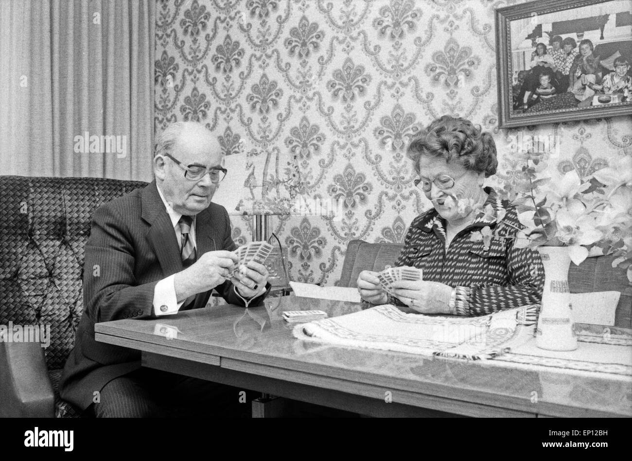 Der Geldbriefträger Walter Spahrbier mit seiner Frau beim Kartenspiel im Wohnzimmer seiner Wohnung in Hamburg, 1980er Jahre. Stock Photo