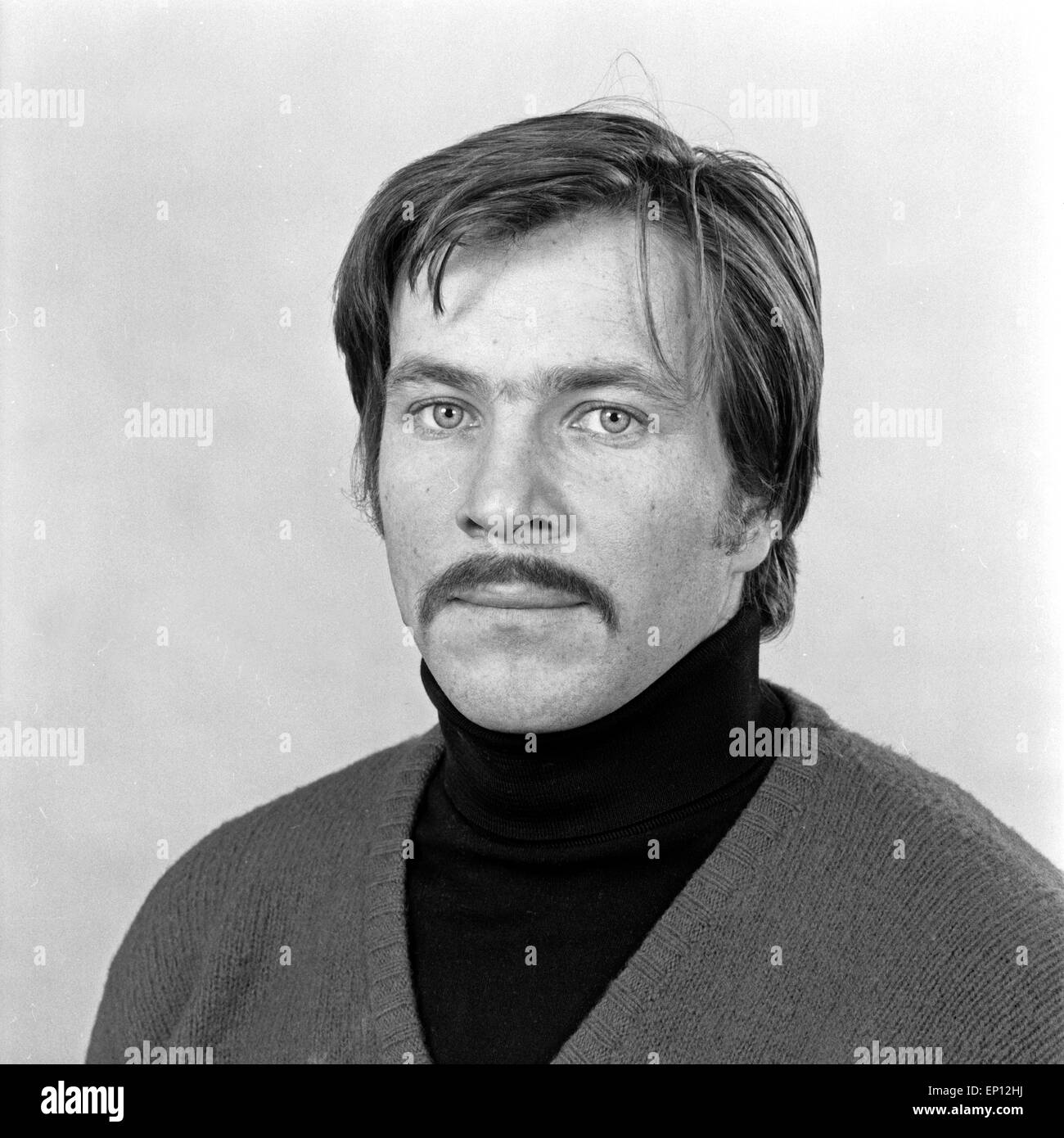 Fotoshooting mit dem deutschen Schauspieler Götz George, Deutschland Anfang 1970er Jahre. Stock Photo