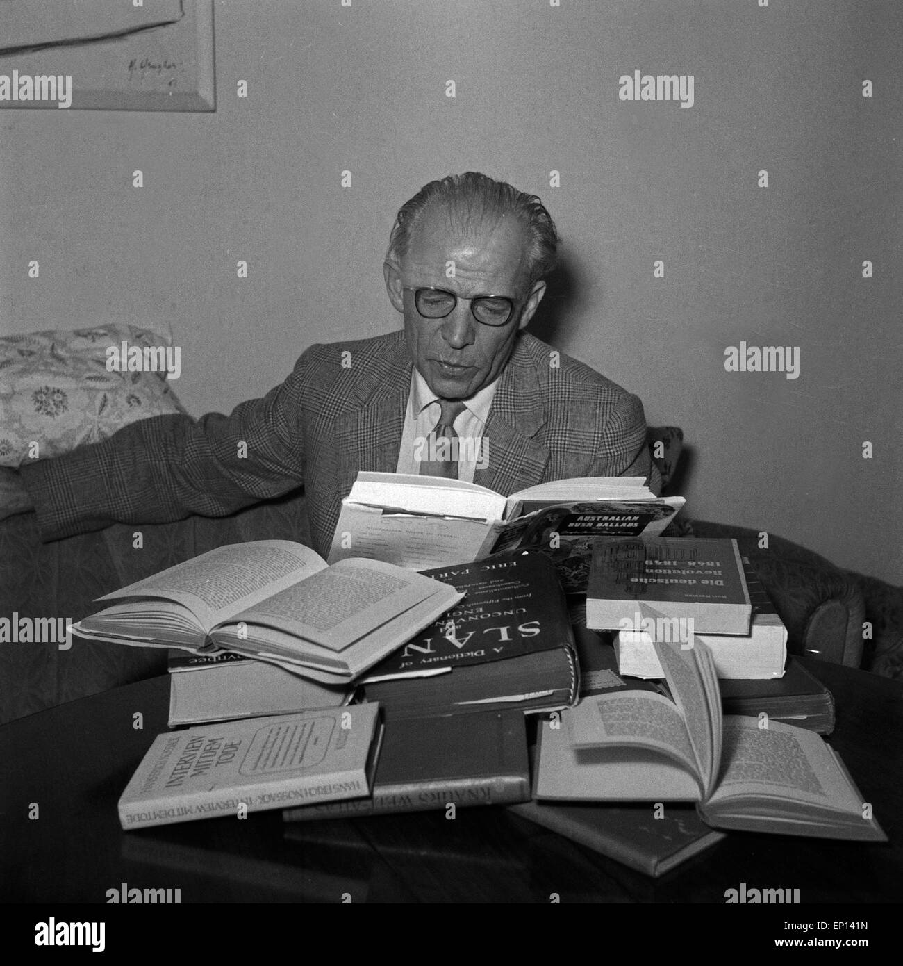 Deutscher Schriftsteller und Journalist Albin Stuebs über seinen Büchern, Deutschland 1950er Jahre. German author and journal Stock Photo