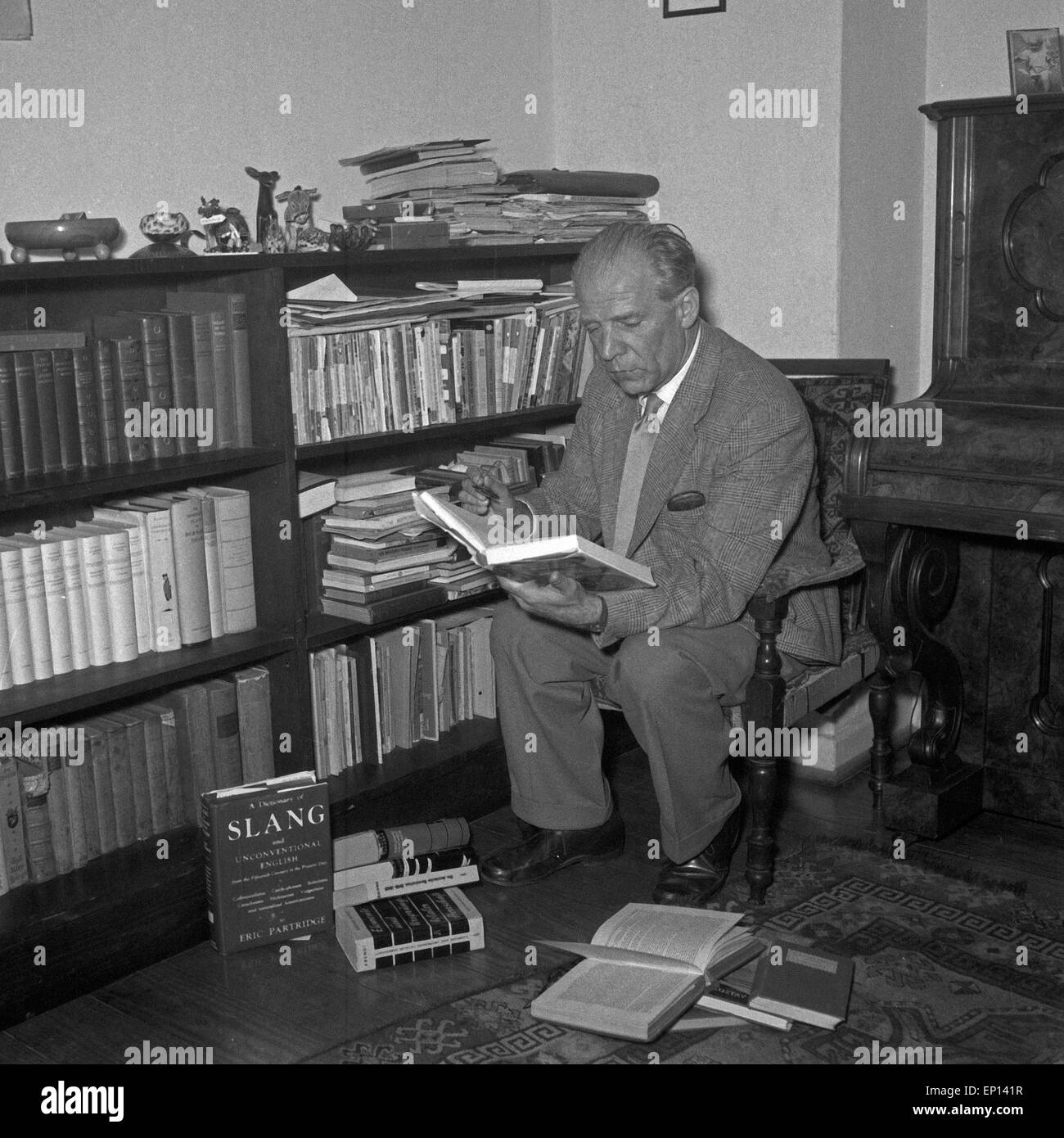 Deutscher Schriftsteller und Journalist Albin Stuebs mit seinen Büchern, Deutschland 1950er Jahre. German author and journali Stock Photo