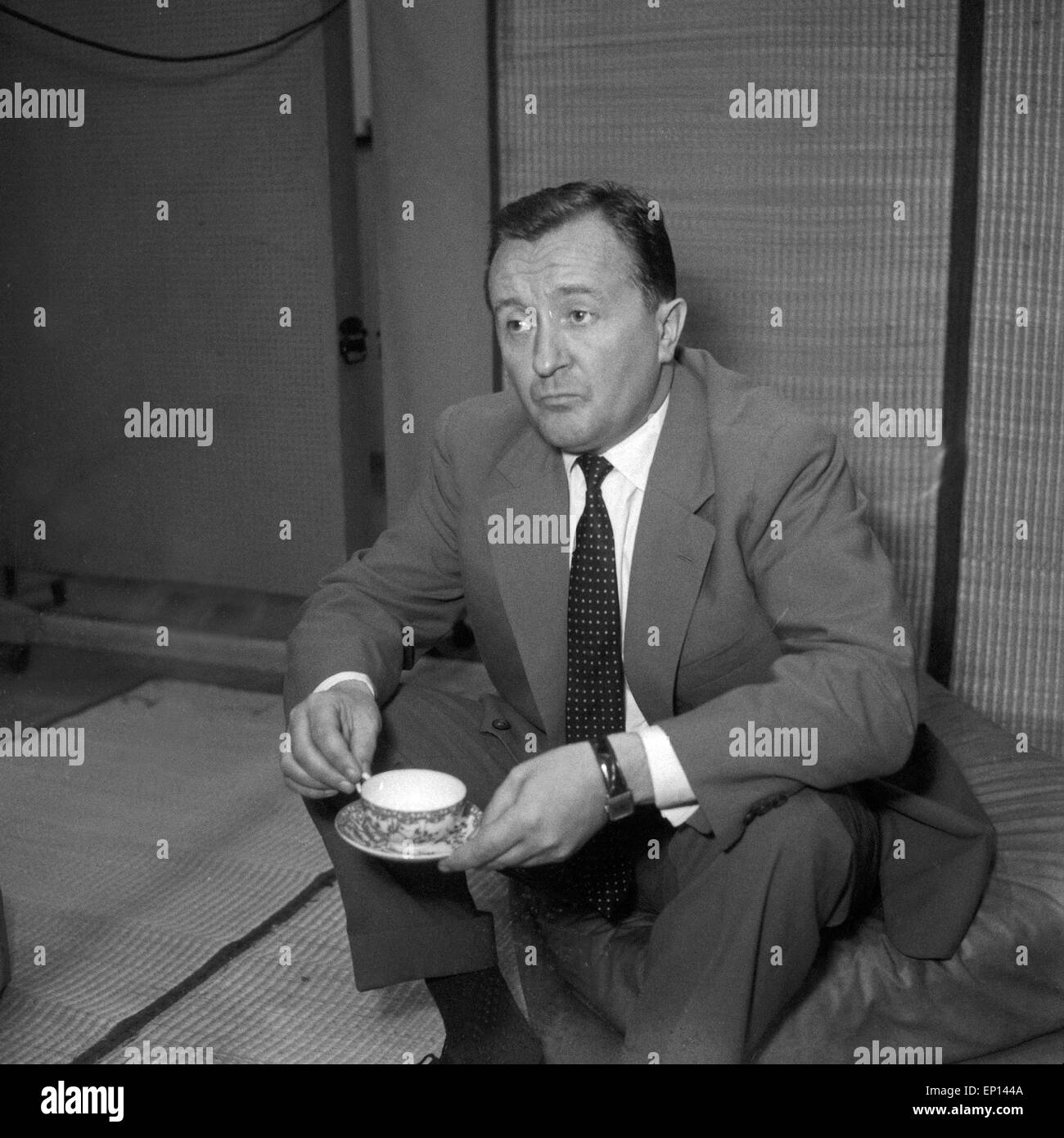 Deutscher Schauspieler Siegfried Lowit als Sprecher in der NDR Hörspielproduktion 'Die Spieldose', Deutschland 1950er Jahre. Stock Photo