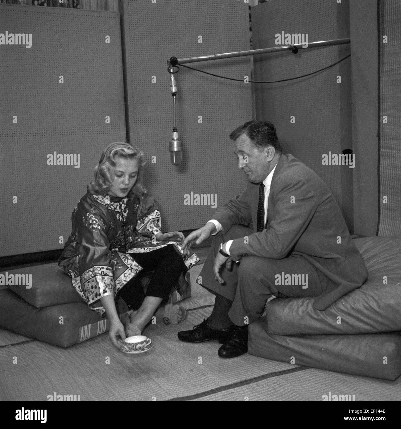 Deutscher Schauspieler Siegfried Lowitz als Sprecher in der NDR Hörspielproduktion 'Die Spieldose', Deutschland 1950er Jahre. Stock Photo