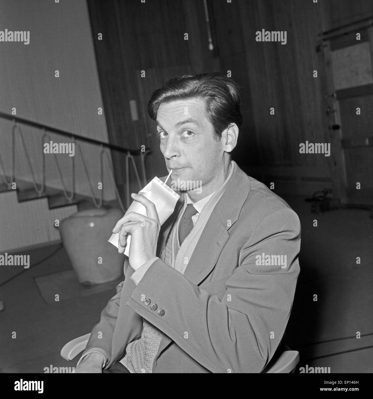 Deutscher Schauspieler, Synchron- und Hörspielsprecher Günther Dockerill trinkt eine Milch in einer Pause, Deutschland 1950er Stock Photo