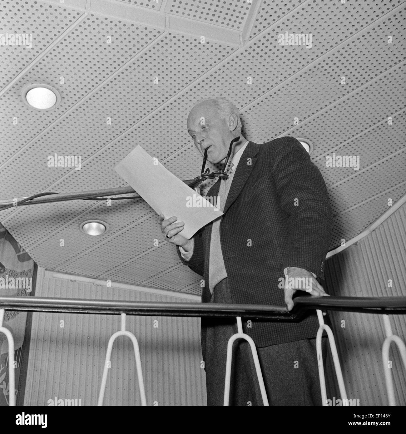 Ein Sprecher einer NDR Hörspielproduktion geht seinen Text durch, Deutschland 1950er Jahre. A speaker of an NDR audio play readi Stock Photo