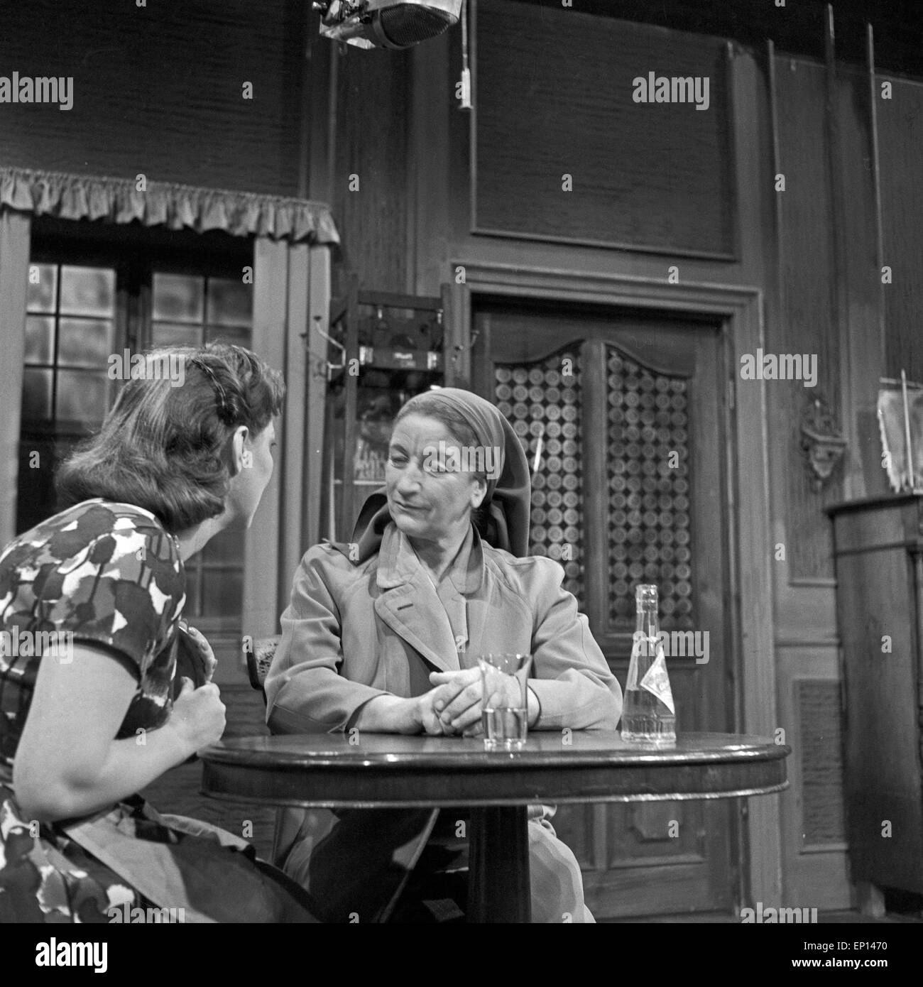 Deutsche Schauspielerinnen Ida Ehre und Erni Mangold in der TV Produktion 'So süß ist kein Tod', Deutschland 1950er Jahre. G Stock Photo