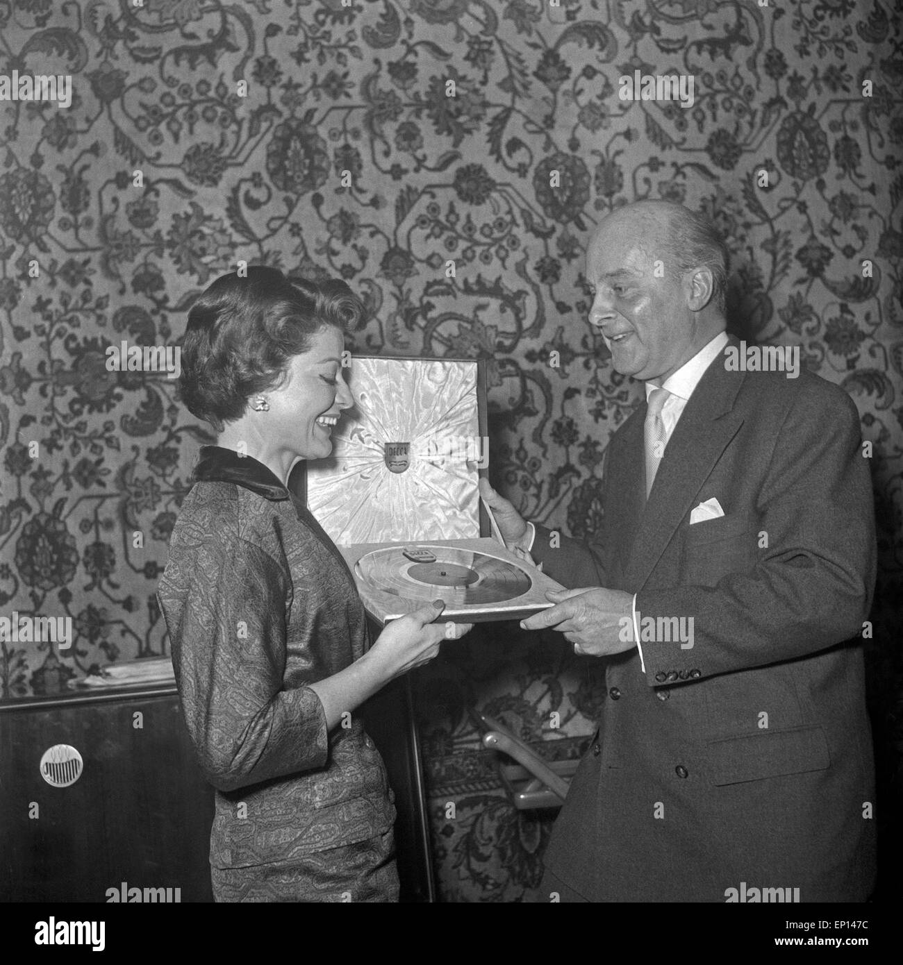 Für ihr Lied 'Refrain', mit dem sie 1956 den ersten Eurovision Song Contest gewann, bekommt die Schweizer Sängerin Lys Assia die Stock Photo