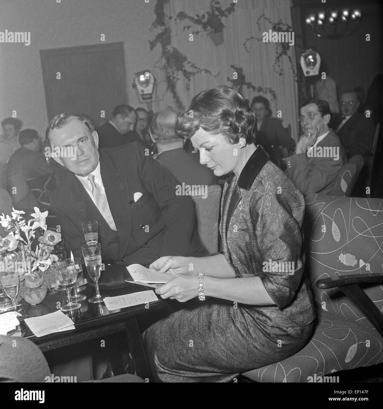 Schweizer Sängerin Lys Assia mit ihrem Mann Johann Heinrich Kunz, Deutschland 1950er Jahre. Swiss singer Lys Assia with her Stock Photo