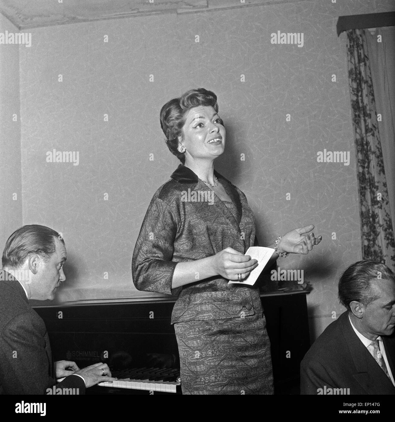 Schweizer Sängerin Lys Assia singt mit Klavierbegleitung, Deutschland 1950er Jahre. Swiss singer Lys Assia singing and accom Stock Photo
