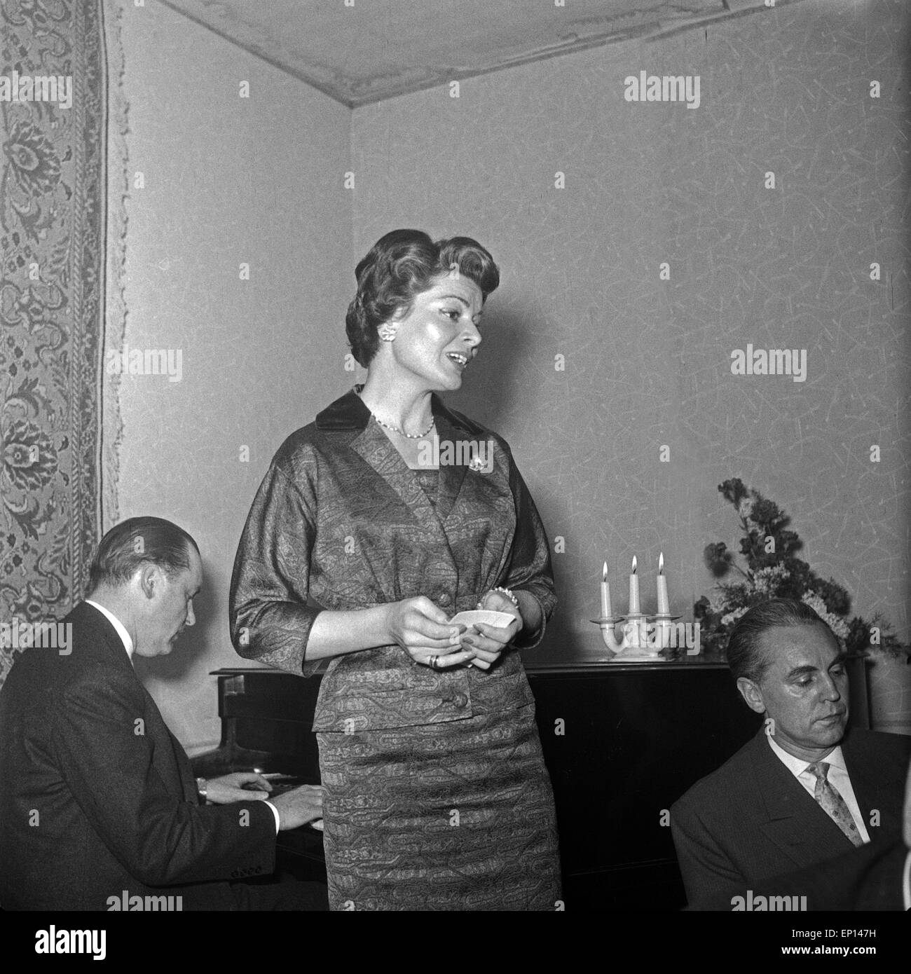 Schweizer Sängerin Lys Assia singt mit Klavierbegleitung, Deutschland 1950er Jahre. Swiss singer Lys Assia singing and accom Stock Photo