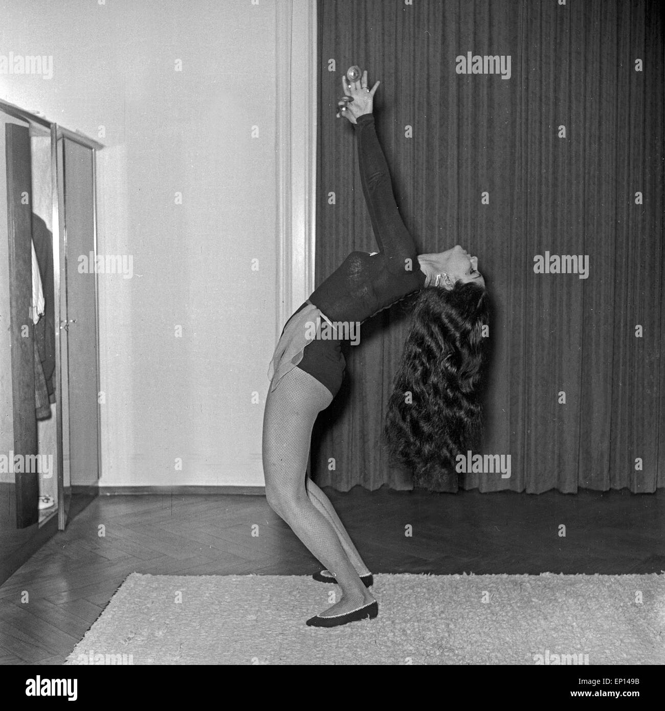 Mona Baptiste als indische Künstlerin tanz mit Handzimbeln, Deutschland 1950er Jahre. Singer Mona Baptiste as a female Indian ar Stock Photo
