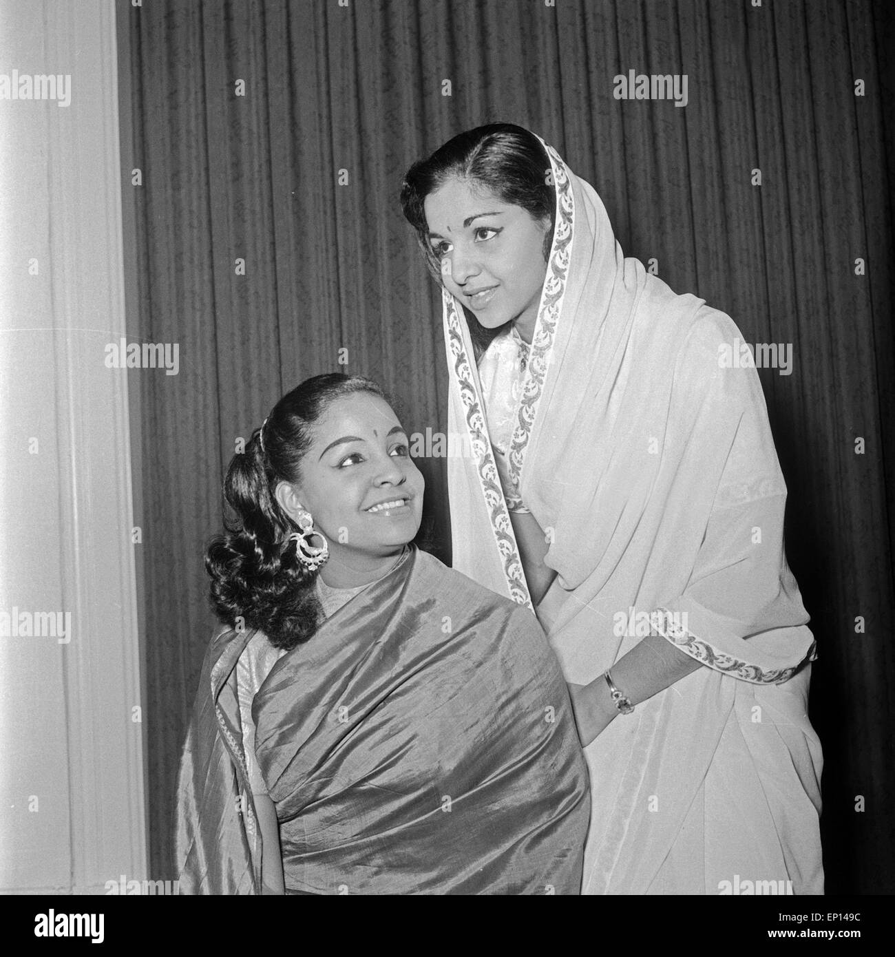 Mona Baptiste und eine junge indische Frau präsentieren neue Saris Deutschland 1950er Jahre. Mona Baptiste and a young Indian wo Stock Photo