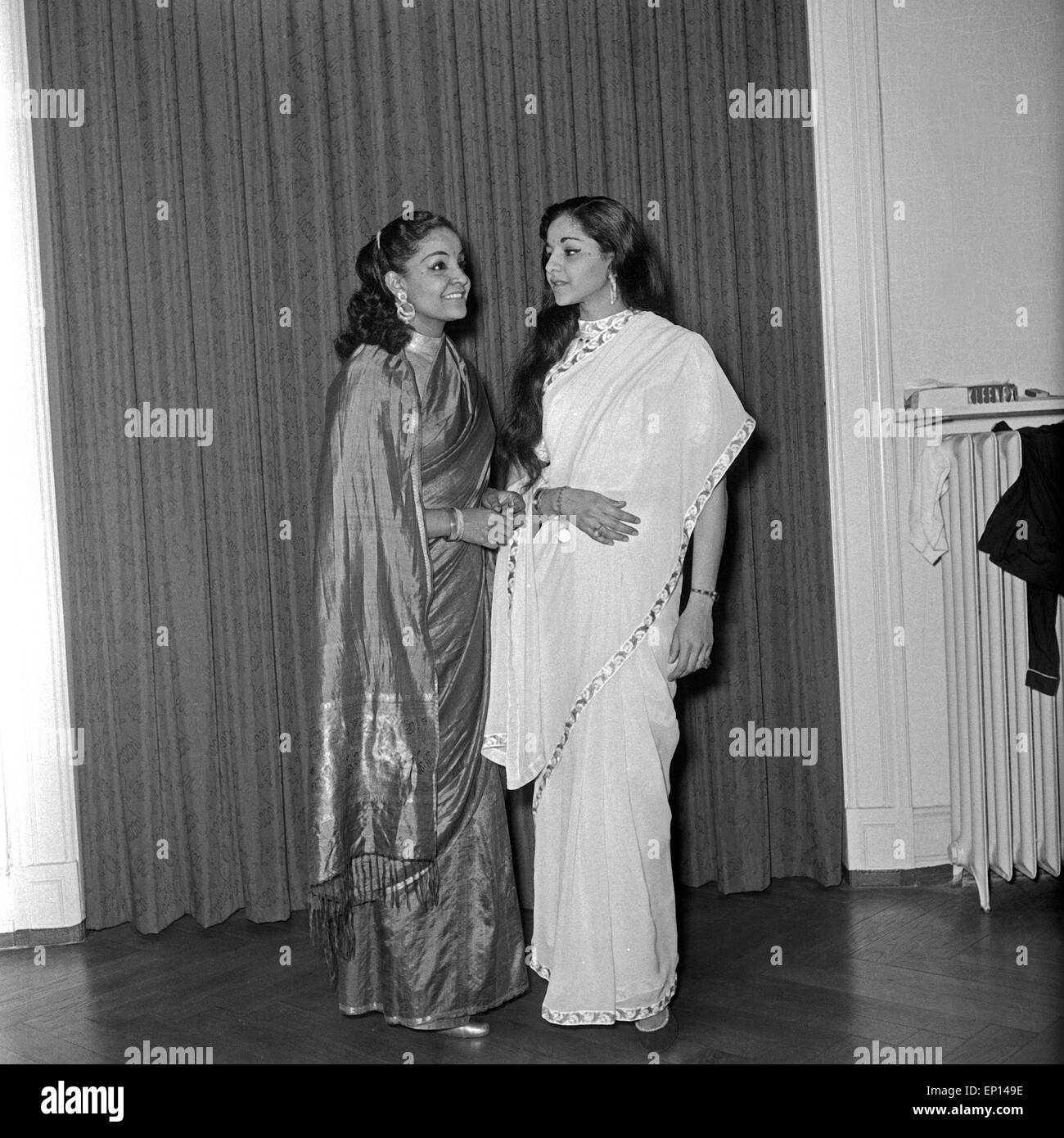 Mona Baptiste und eine junge indische Frau präsentieren neue Saris Deutschland 1950er Jahre. Mona Baptiste and a young Indian wo Stock Photo