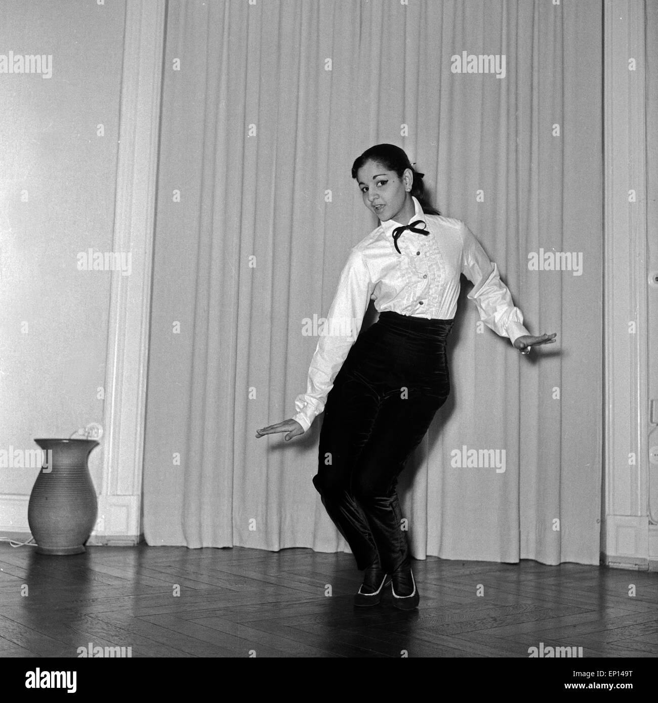 Eine indische Künstlerin bei einer Tanzprobe, Deutschland 1950er Jahre. A female Indian artist doing dance rehearsals, Germany 1 Stock Photo