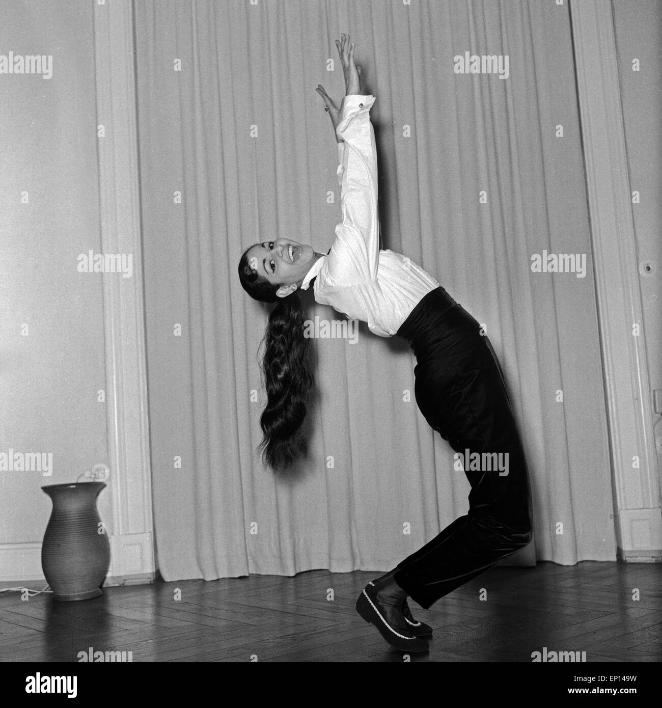 Eine indische Künstlerin bei einer Tanzprobe, Deutschland 1950er Jahre. A female Indian artist doing dance rehearsals, Germany 1 Stock Photo