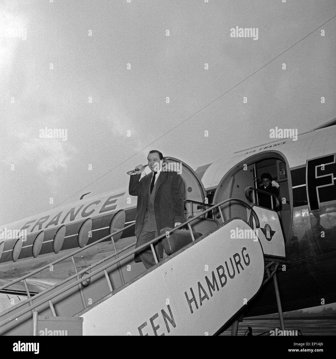 Deutscher Violinist Helmut Zacharias bei der Ankunft auif dem Flughafen Hamburg, Deutschland 1950er Jahre. German violinist H Stock Photo