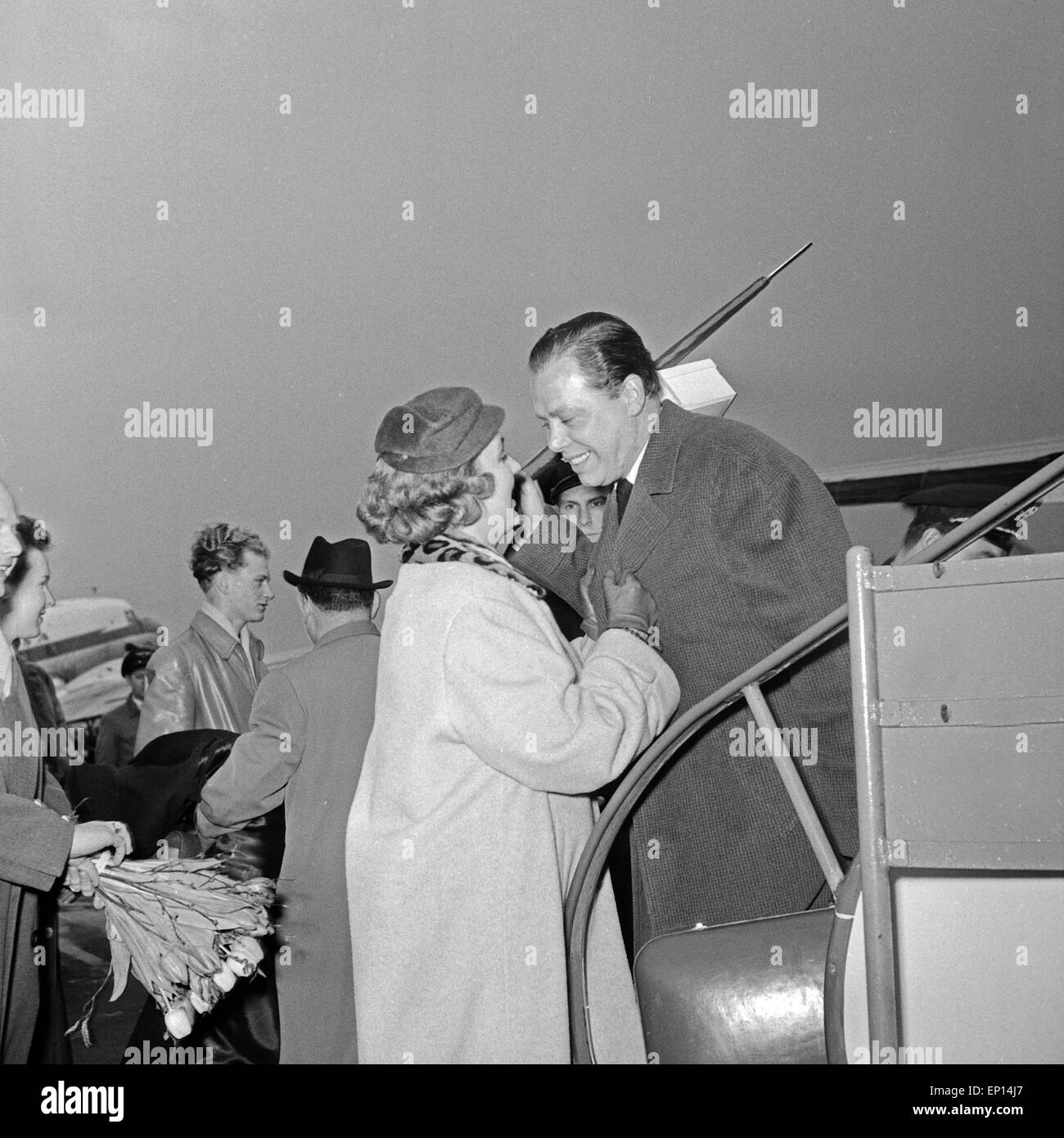 Helmut Zacharias wird von seiner Frau Hella am Flughafen Hamburg bei der Ankunft begrüßt, Deutschland 1950er Jahre. His wife Hel Stock Photo