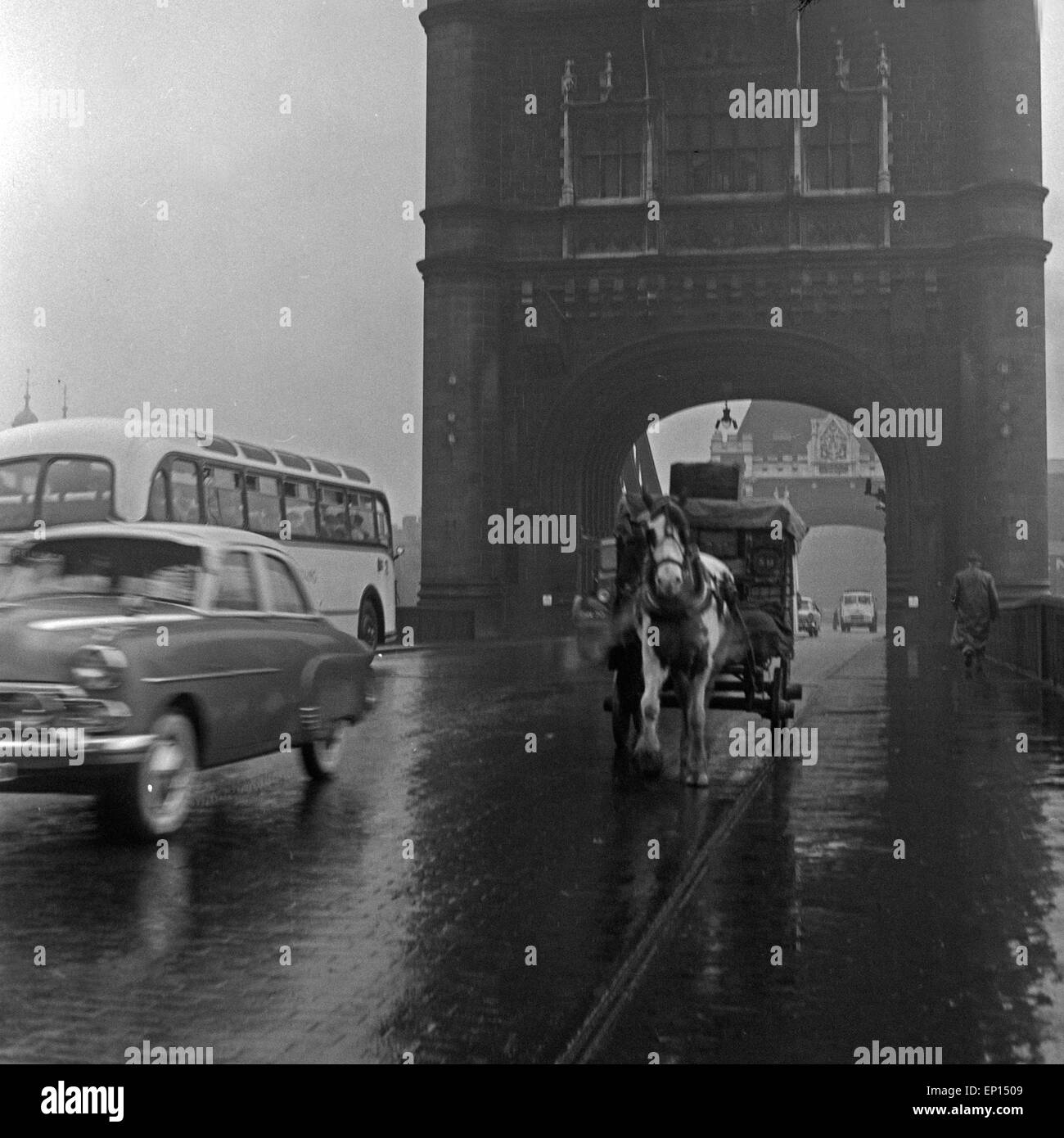 Eine Kutsche unterwegs auf der Tower Bridge in London, Großbritannien 1950er Jahre. A carriage on its way over Tower Bridge at l Stock Photo