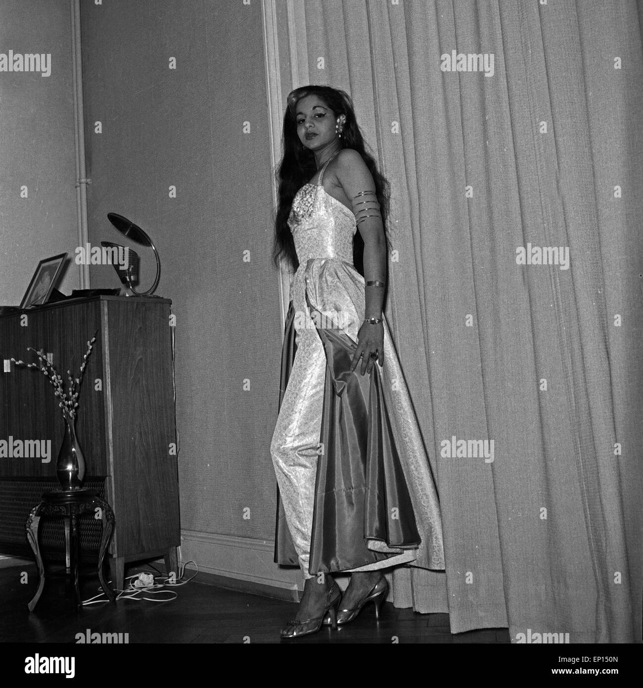 Eine indische Tänzerin posiert auf Parkettboden, Deutschland 1950er Jahre. An Indian dancer posing on parquet floor, Germany 195 Stock Photo