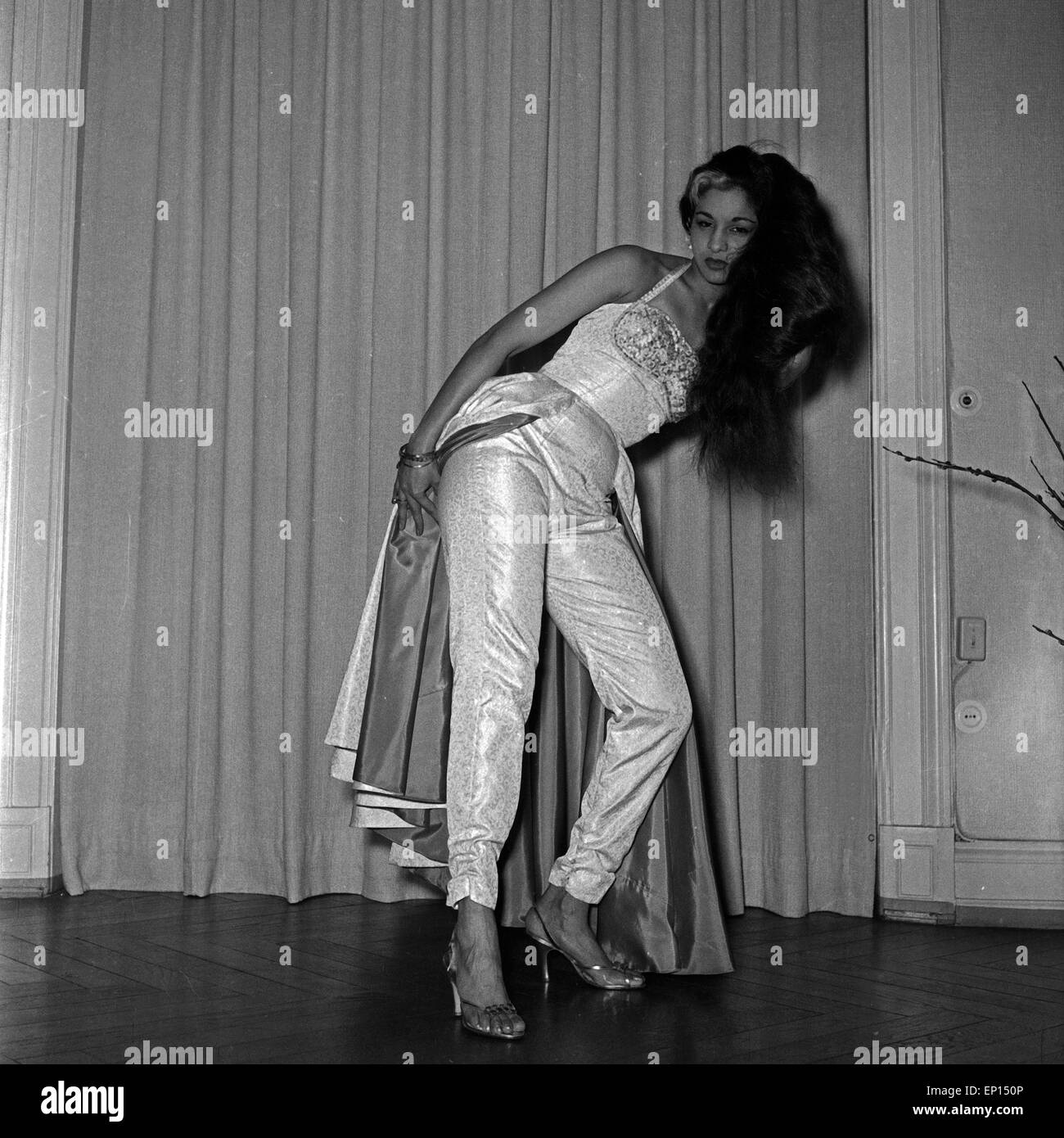 Eine indische Tänzerin posiert auf Parkettboden, Deutschland 1950er Jahre. An Indian dancer posing on parquet floor, Germany 195 Stock Photo