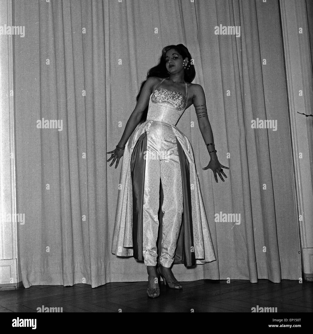 Eine indische Tänzerin posiert auf Parkettboden, Deutschland 1950er Jahre. An Indian dancer posing on parquet floor, Germany 195 Stock Photo