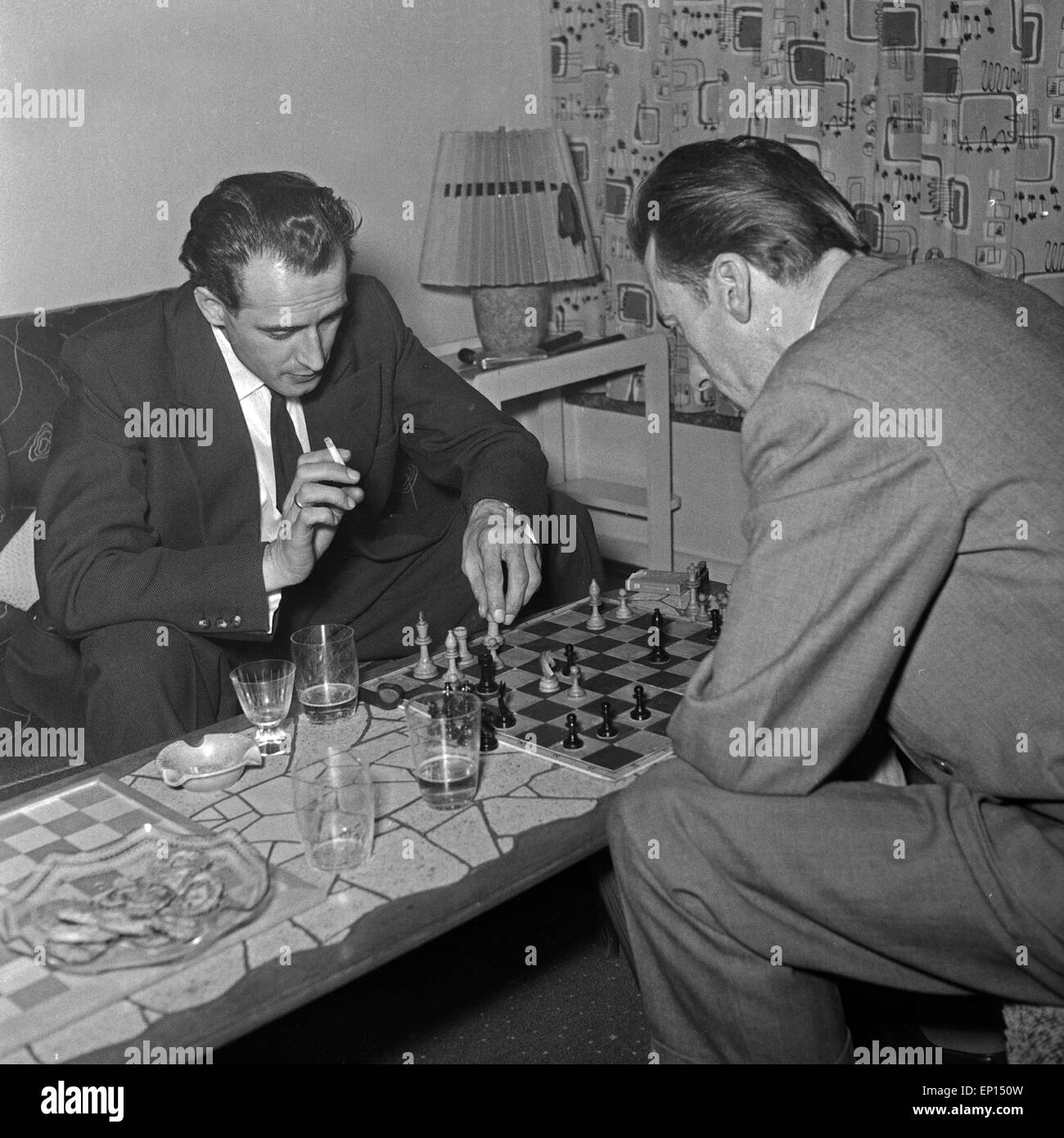 Two men playing chess Black and White Stock Photos & Images - Alamy
