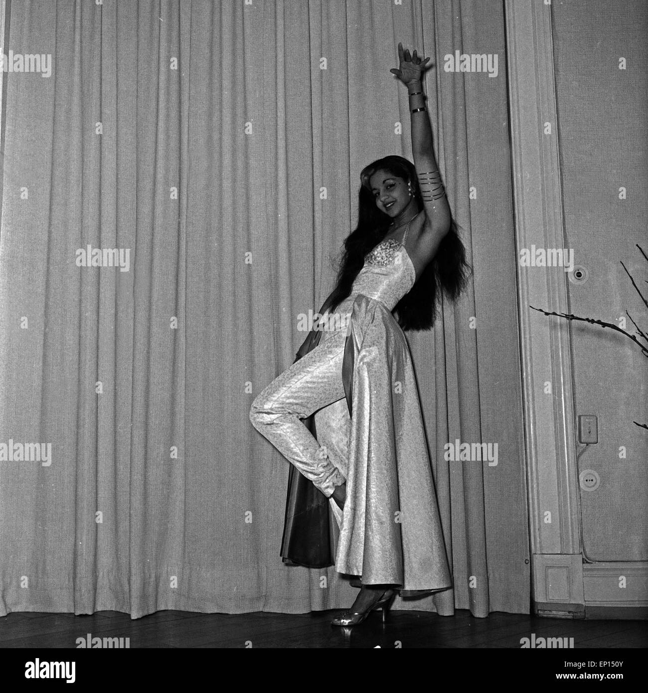 Eine indische Tänzerin posiert auf Parkettboden, Deutschland 1950er Jahre. An Indian dancer posing on parquet floor, Germany 195 Stock Photo