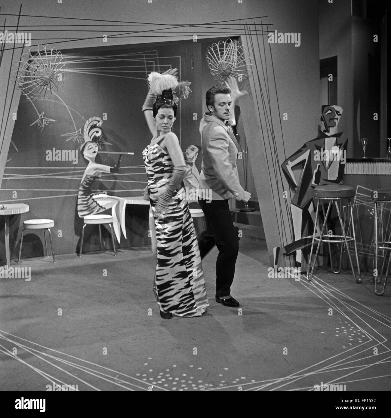 Ein Paar probt in der Kulisse für eine Fernsehshowproduktion lateinamerikanische Tänze, Deutschland 1950er Jahre. A couple doing Stock Photo