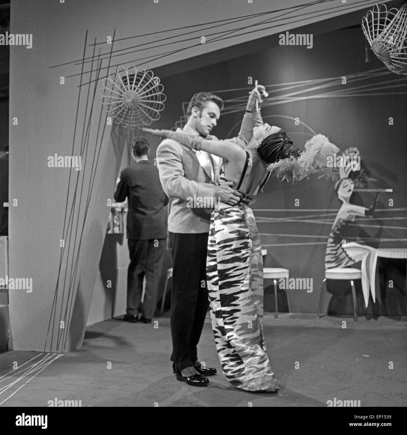 Ein Paar probt in der Kulisse für eine Fernsehshowproduktion lateinamerikanische Tänze, Deutschland 1950er Jahre. A couple doing Stock Photo