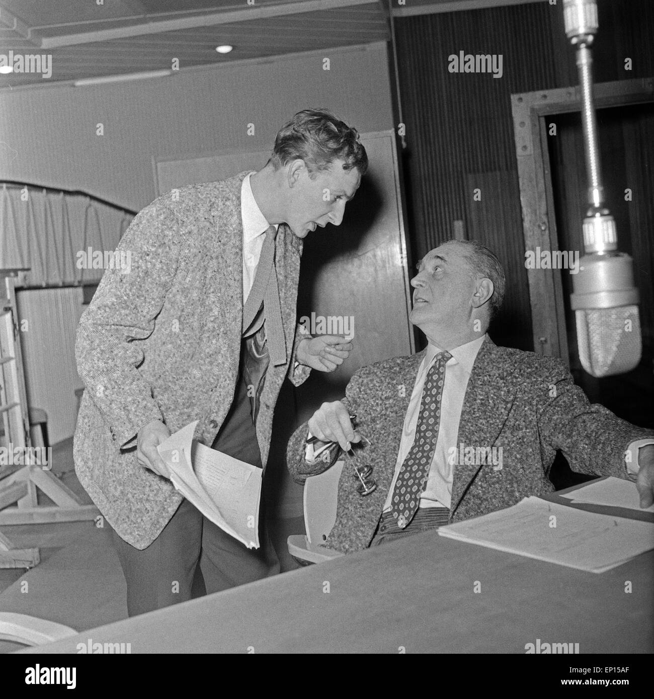 Deutscher Schauspieler Hanns Lothar (links) mit einem Kollegen bei einer NDR Hörspielproduktion, Deutschland 1950er Jahre. Ge Stock Photo
