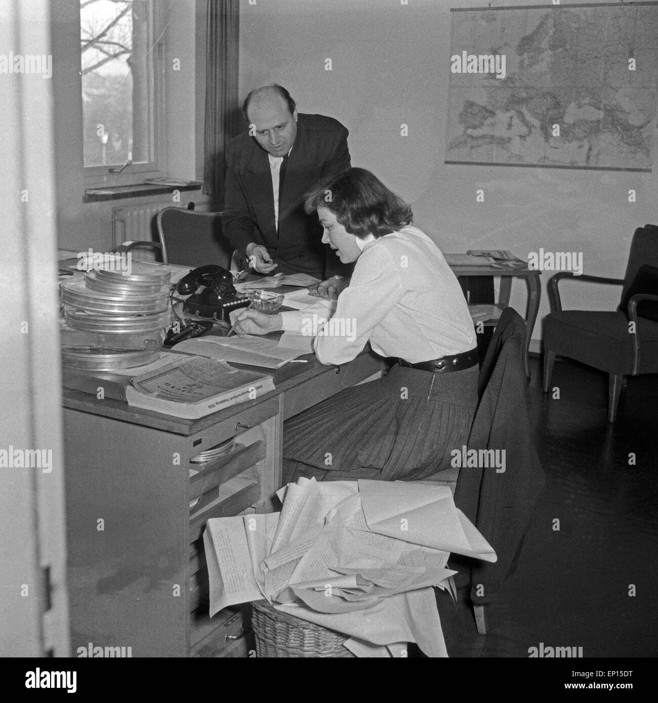 Alltag im NDR: ein Redakteur mit seiner Sekretätin im Büro, Deutschland 1950er Jahre. Workaday life at German TV and radio stati Stock Photo