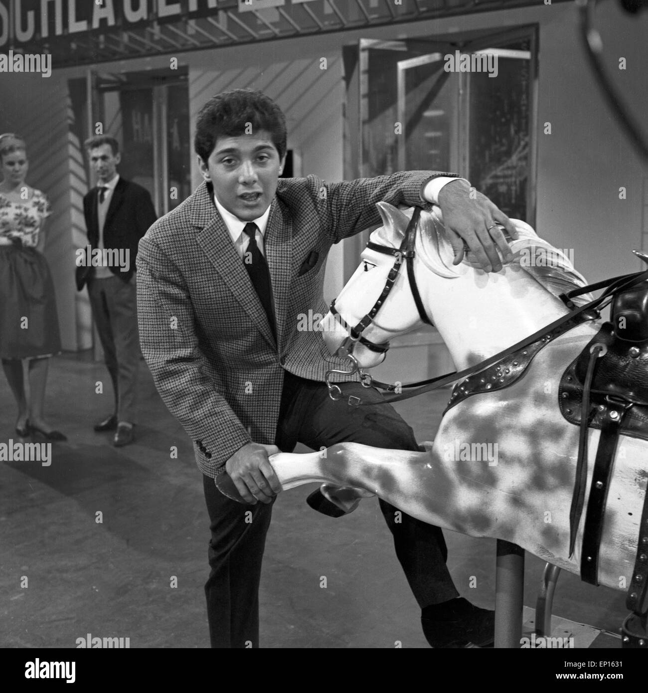 Der kanadische Komponist, Texter, Schauspieler und Sänger Paul Anka in einer deutschen Musiksendung, Deutschland 1960er Jahre. C Stock Photo