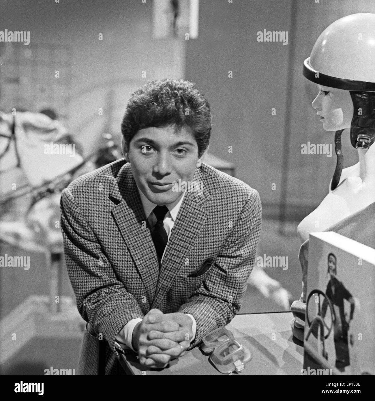 Der kanadische Komponist, Texter, Schauspieler und Sänger Paul Anka in einer deutschen Musiksendung, Deutschland 1960er Jahre. C Stock Photo