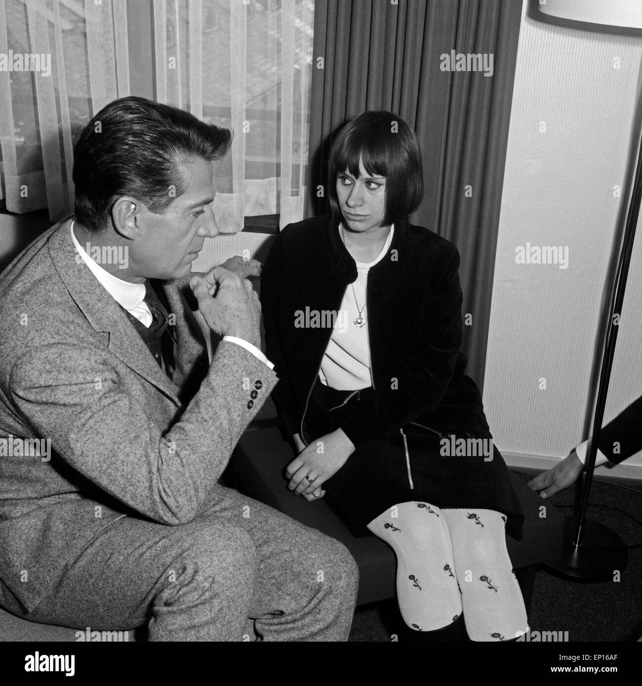 Der amerikanische Schauspieler George Nader im Gespräch, Deutschland 1960er Jahre. American actor George Nader in an interview a Stock Photo
