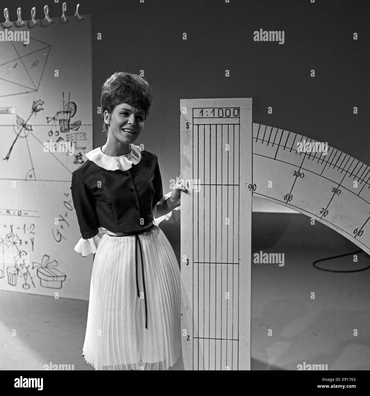 Deutsche Schlagersängerin Manuela bei einem Auftritt in der ARD Musiksendung "Musik aus Studio B", Deutschland 1960er Jahre. Stock Photo