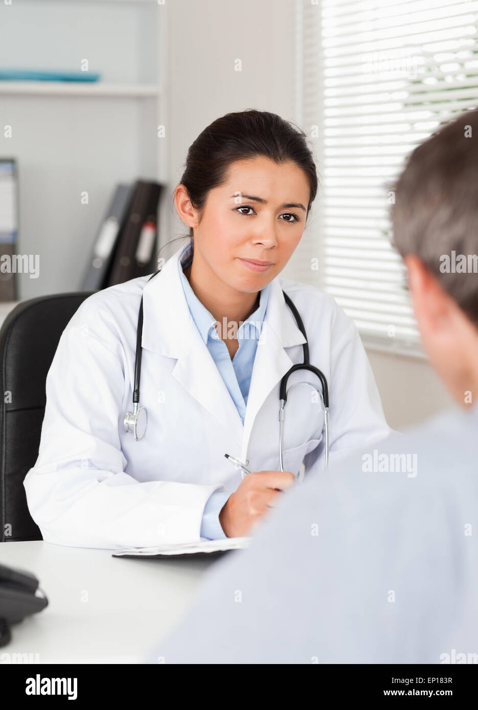 врач выслушивает пациента. женщина врач. стенопластический и астено-торакальный живые фото. как слухает врач грудную клетку у женщин. Medicine listening.