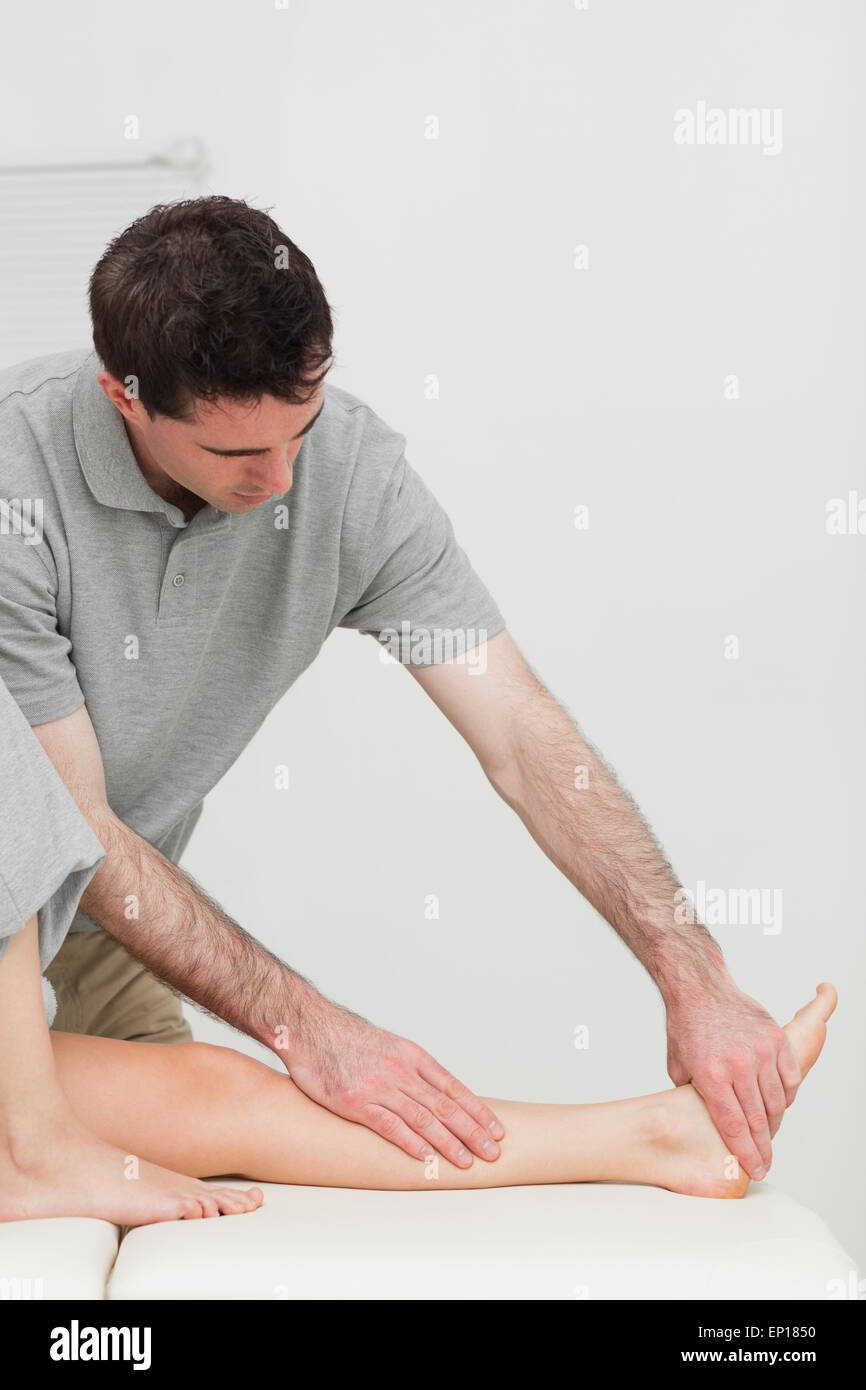 После перелома можно делать массаж. Массаж при переломе голеностопа. Массаж голеностопного сустава после перелома. Масад при переломе Ладыш и. Массаж ноги после перелома.