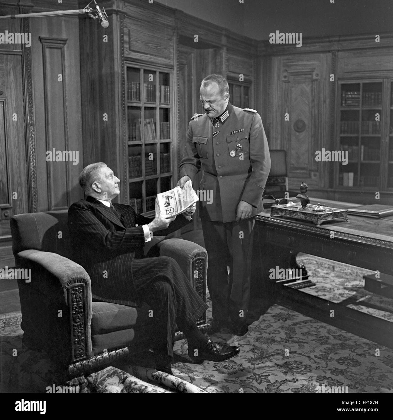 Der Prozeß Carl von O., Fernsehspiel, Deutschland 1964, Regie: John Olden, Darsteller: Siegfried Wischnewski (in Uniform), Carl Stock Photo