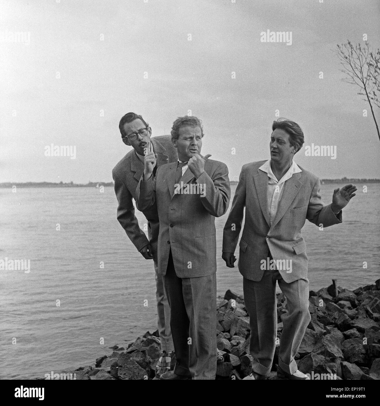 Das Trio am Strand der Elbe bei Hamburg, Deutschland 1950er Jahre. trio