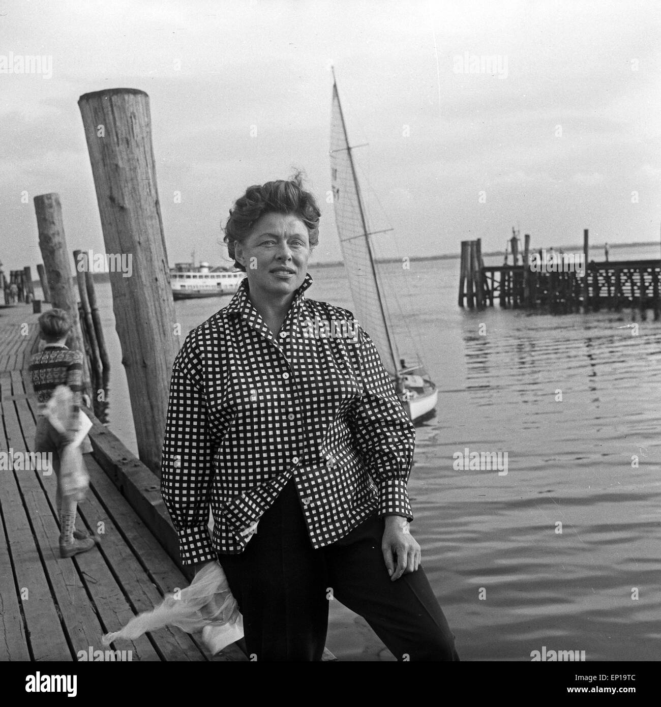 Deutsche Schauspielerin Lotte Rausch in einer karierten Bluse an einem