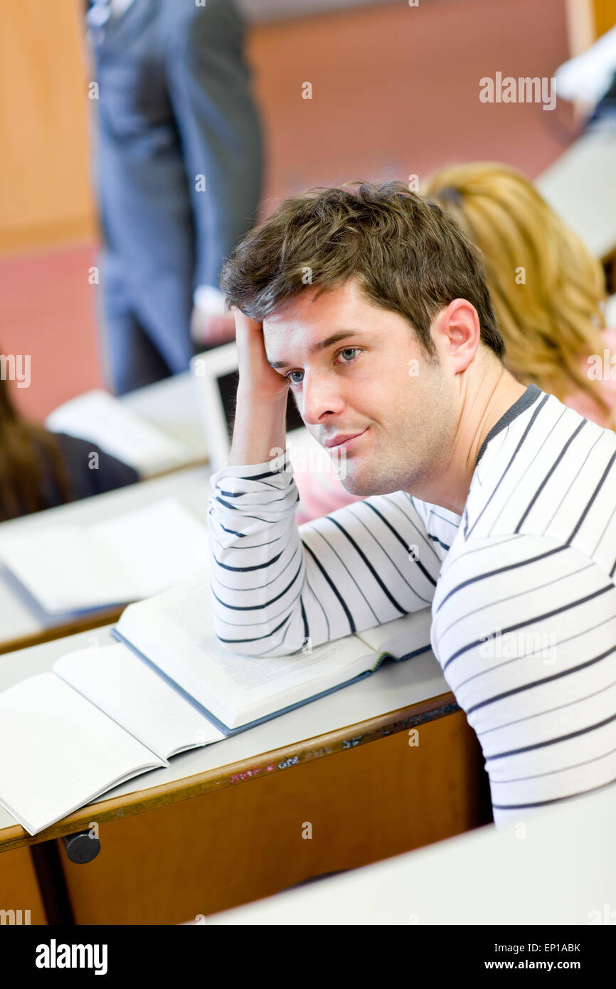 Домашняя работа студентов. Pupil is studying at the desk, minimalism hd. Парень с книгой. Парень студент. Студенты мужского пола 1920 россия.