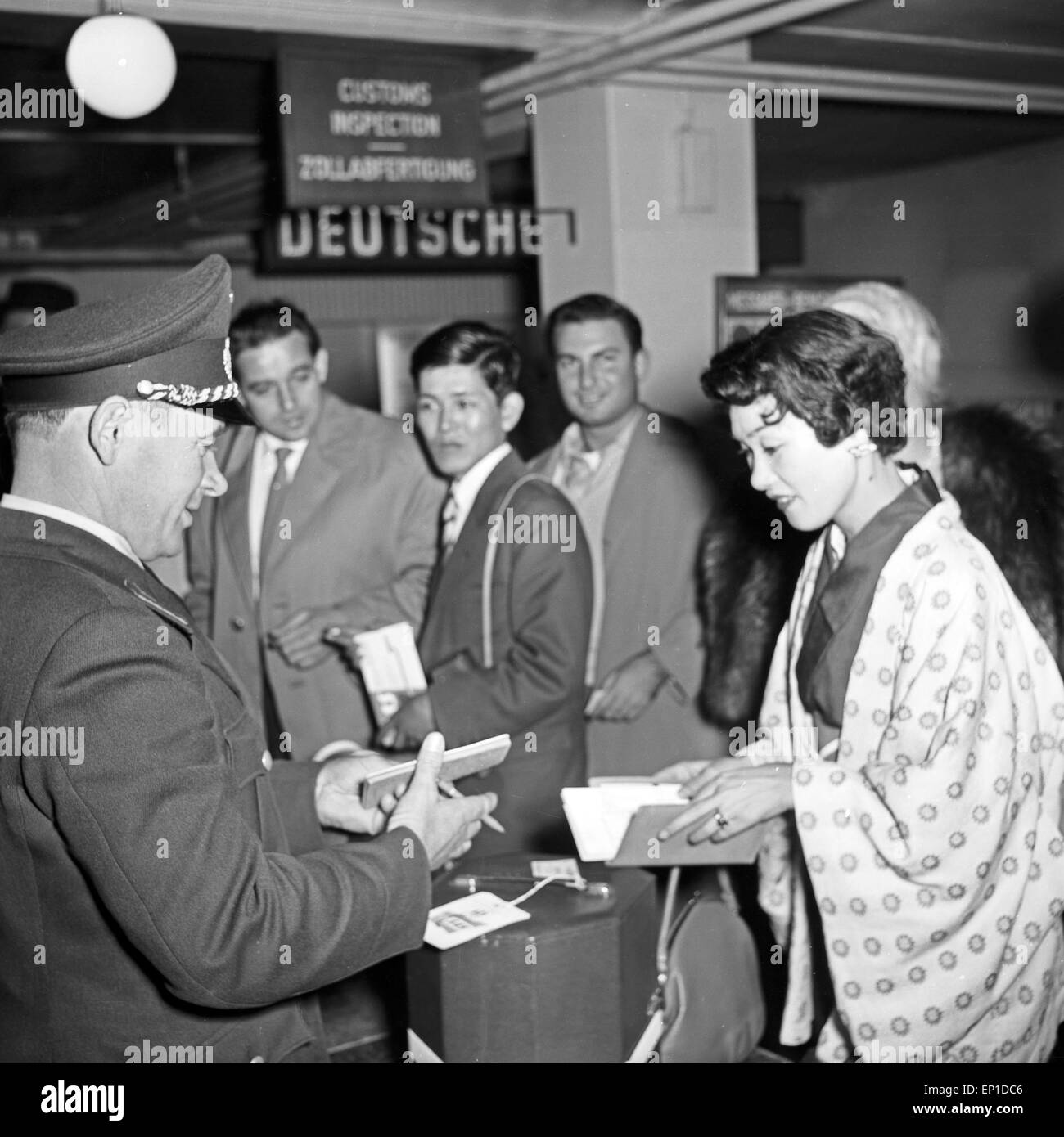 Sängerin Butterfly aus Japan wird am Flughafen Hamburg empfangen, Deutschland 1950er Jahre. Female Japanese singer Butterfly Stock Photo