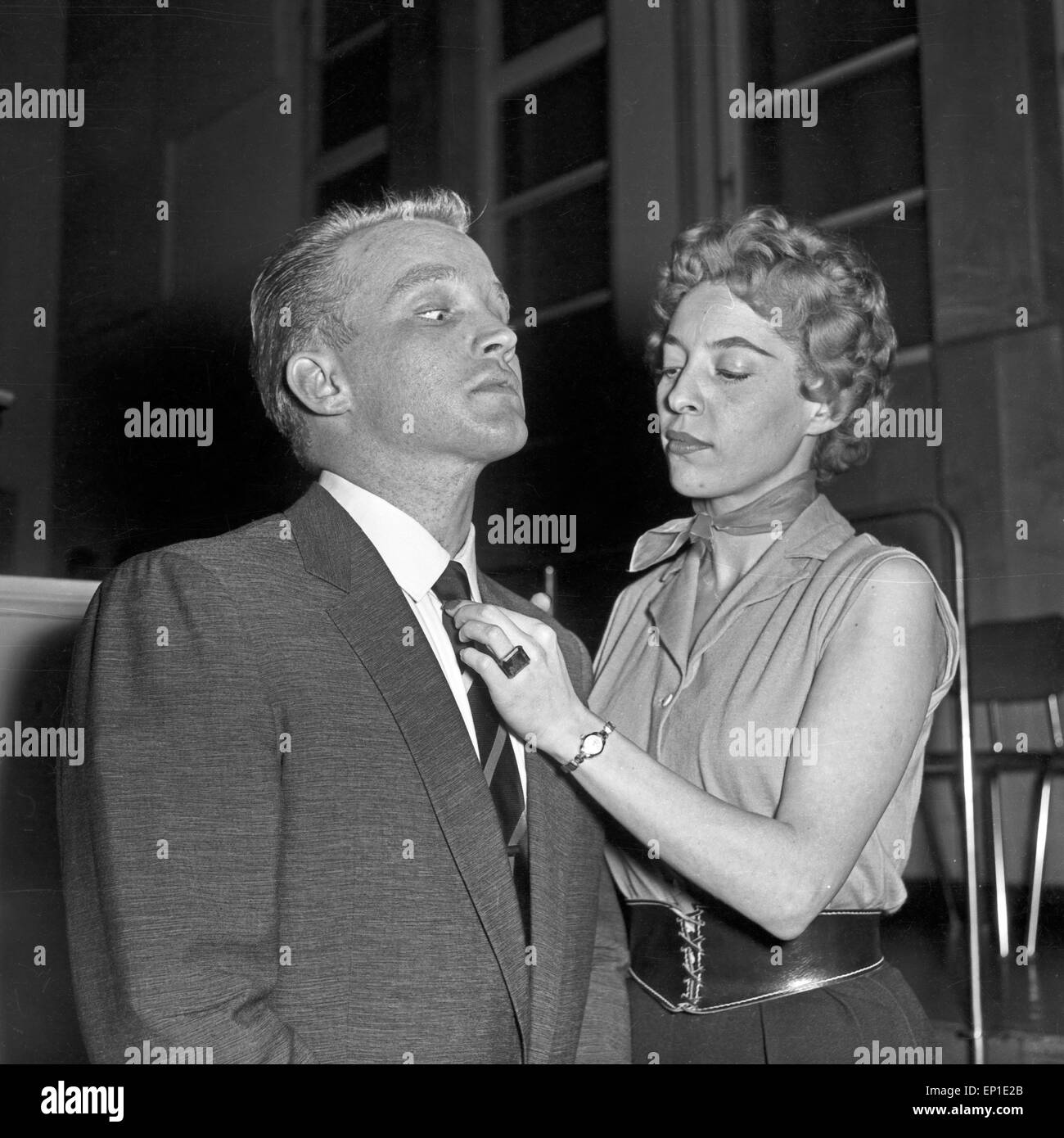 Sängerin richtet dem Sänger die Krawatte, Deutschland 1950er Jahre. Singer gets his tie checked by singer, Germany 1950s. Stock Photo