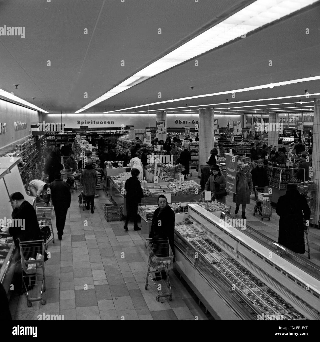 Kunden an der Frische- und der Tiefkühltheke in einem Supoermarkt in Hamburg; Deutschland Anfang 1960er Jahre. Customers at the Stock Photo