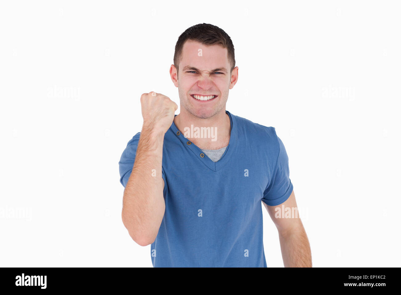 человек держит кулак. человек держит в руках. угрожающий кулак. человек держит кулак. человек держит кулак.