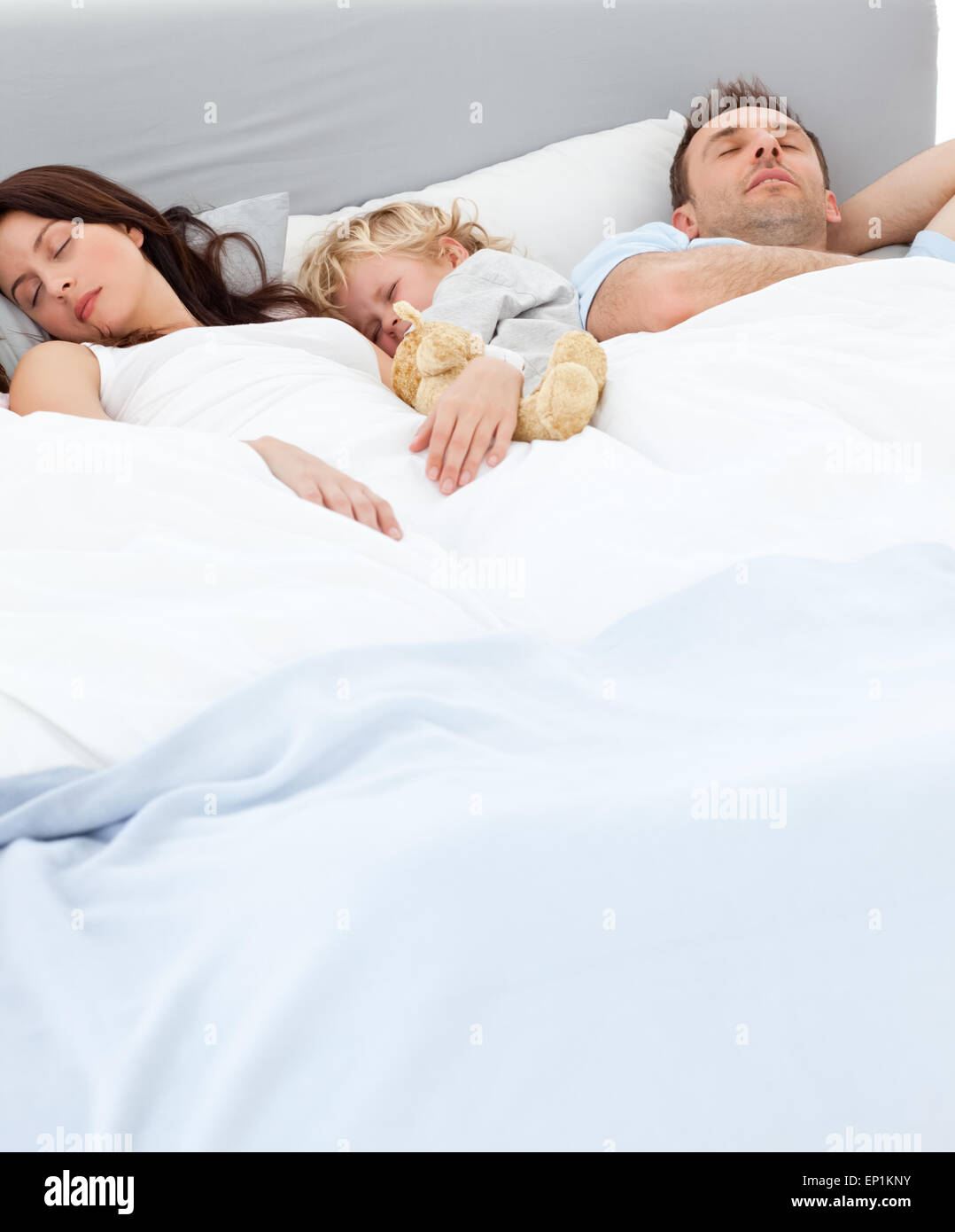 Спали вместе рассказ. Ребенок в кровати с родителями. Совместный сон. Совместный сон с ребенком. Сон с ребенком в одной постели.