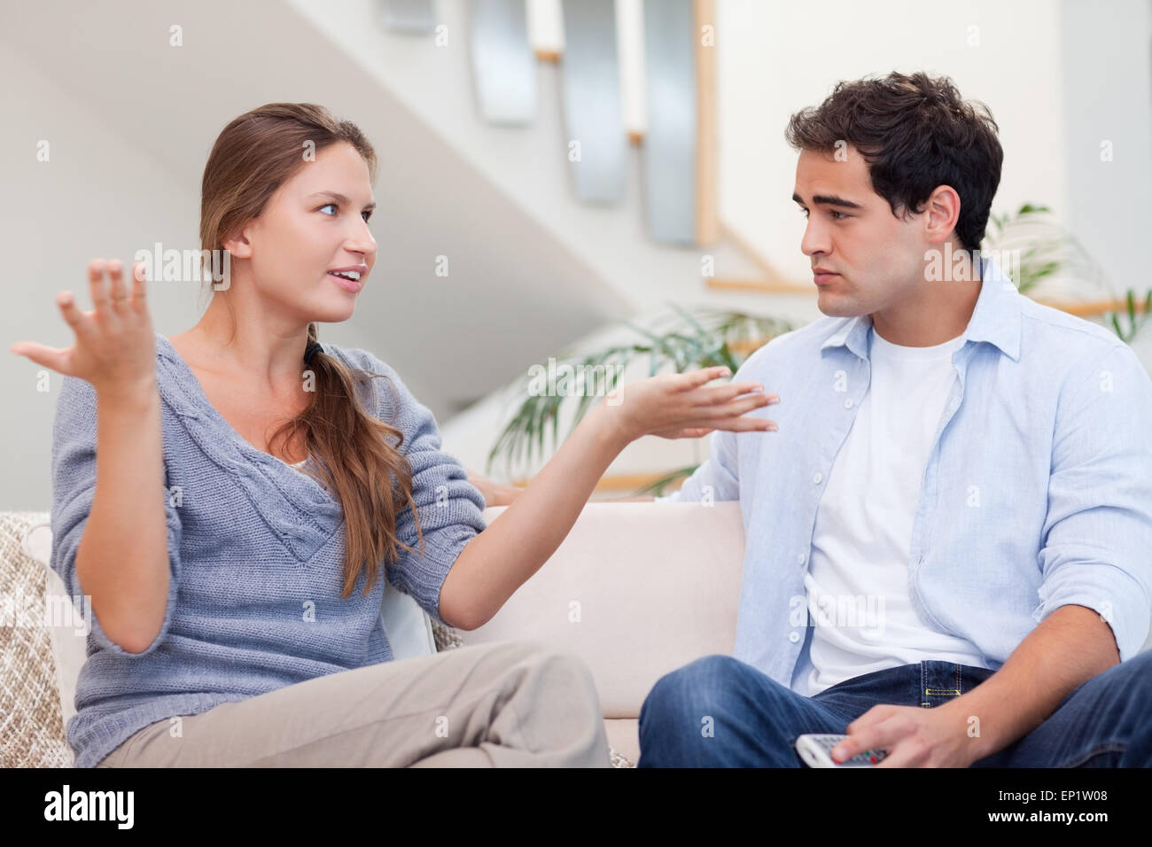 Семейные пары проблемы. Разговор мужчины и женщины. Мужчина и женщина беседуют. Беседа мужчины и женщины. Муж и жена разговаривают.