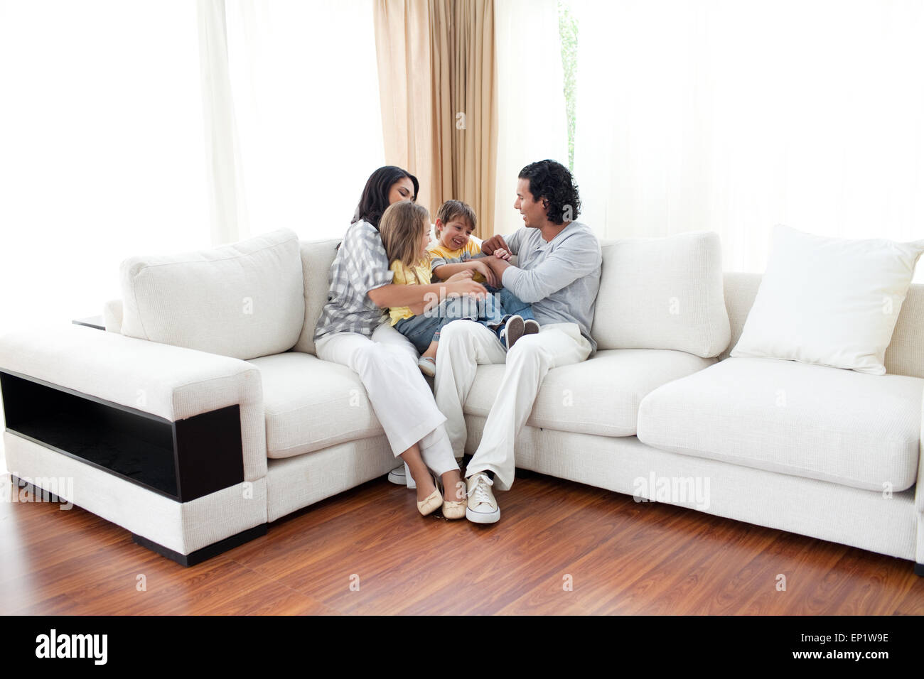 Маму на диване видео. Счастливая семья на диване. Семья сидит на диване. Семья на мягкой мебели. Парные на диване босиком.