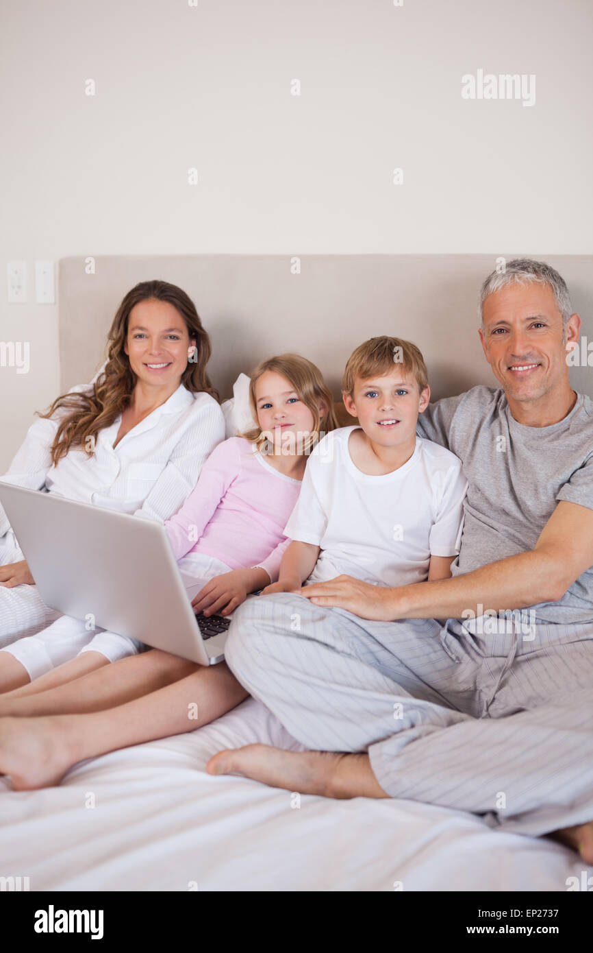 Portrait of a family using a laptop Stock Photo - Alamy