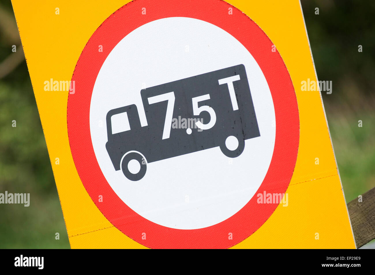 7.5 ton tons lorry truck trucks lorries light goods vehicle vehicles road sign signs weight limit limits license licenses drivin Stock Photo